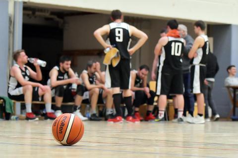 Die zweite Basketballmannschaft des TV Heppenheim grübelt, warum es mit dem Klassenerhalt nichts wird. Foto: Dagmar Jährling