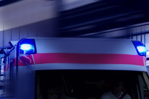 Ein Krankenwagen fährt mit eingeschaltetem Blaulicht zu einem Einsatzort.