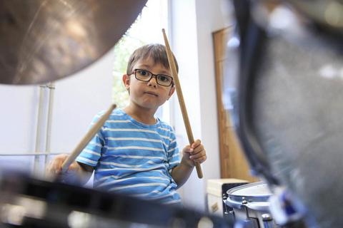 Der fünfjährige Yuness beweist beim Tag der offenen Tür der Groß-Gerauer Musikschule sein Talent am Schlagzeug. Foto: Vollformat/Alexander Heimann  Foto: Vollformat/Alexander Heimann