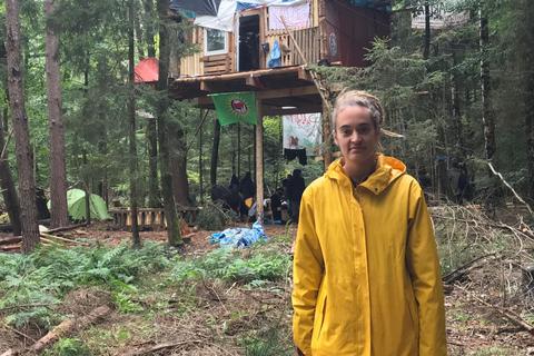 Die Kapitänin und Klimaschutzaktivistin Carola Rackete hat ein Baumhaus innerhalb des Protestcamps gegen den A49-Ausbau im Dannenröder Wald bezogen. Foto: Ingo Berghöfer
