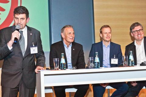 Das hochkarätig besetzte Podium (von links): Moderator Volker Maier, Karl-Heinz Körbel (ohne Namensschild), Ferdinand Huhle und Axel Hellmann. Foto: Bayer 