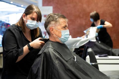 Die strengen Hygienestandards gelten in Friseurgeschäften schon seit Pandemie-Beginn.  Symbolfoto: dpa 
