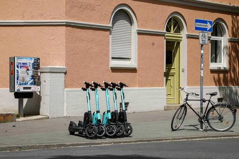 Seit einiger Zeit gibt es in allen deutschen Städten eine Vielzahl an E-Scootern. Es gibt immer wieder Verletzte nach Unfällen mit E-Scootern. Foto: Harald Kaster