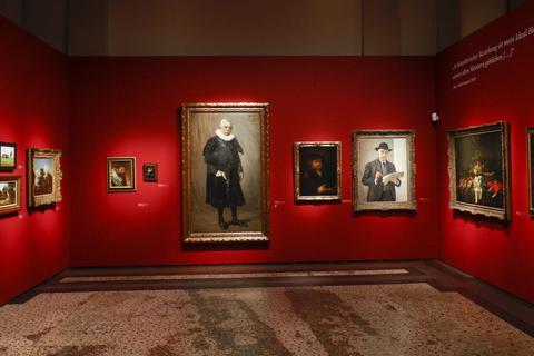 Das Hessische Landesmuseum in Darmstadt zeigt das Werk von Max Liebermann, eingebettet zwischen Arbeiten großer Künstler, die den Deutschen inspirierten – in diesem Raum an der Rückwand Gemälde von Rembrandt und Frans Hals. Foto: Guido Schiek