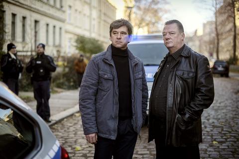 Lehmann (Peter Schneider, l.) und Henry Koitzsch (Peter Kurth) ermitteln in Halle. Foto: MDR/filmpool fiction/Felix Abraham