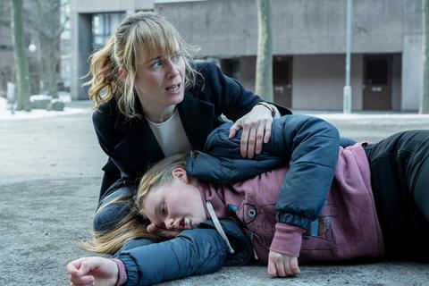 Kommissarin Grandjean (Anna Pieri Zürcher) hat Klara (Anouk Petri) in die Mangel genommen. Da kollabiert die junge Frau. Szene aus dem „Tatort: Risiken mit Nebenwirkungen“. Foto: ARD