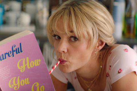 Britney Spears lässt grüßen: Carey Mulligan als Cassandra in einer Szene des Films „Promising Young Woman“. Foto: Focus Features/dpa