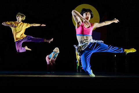 In schrillen 80er-Jahre-Outfits tanzen die Tänzer und Tänzerinnen über die Bühne des Staatstheaters – immer mit genügend Abstand. Foto: Andreas-Etter / Staatstheater Mainz