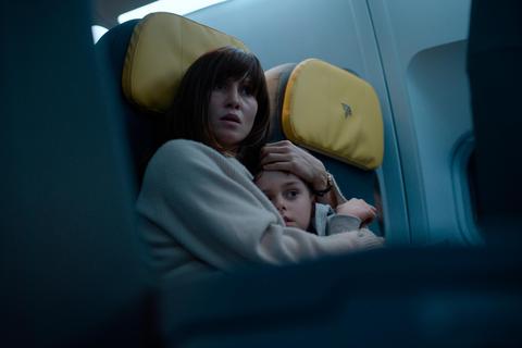 Nadja (Peri Baumeister) reist mit ihrem kleinen Sohn (Carl Koch) per Flugzeug zu einer medizinischen Behandlung ins Ausland. Sie ist ein Vampir und hält sich mit einem Gegenmittel selbst in Schach. Foto: Netflix 