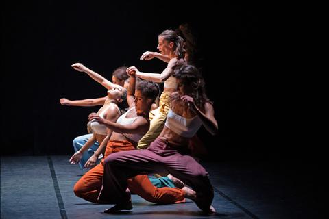 Mit der Choreografie "Sur tes épaules" von La Baraka wird am 8. März das "tanzmainz festival #4" eröffnet.