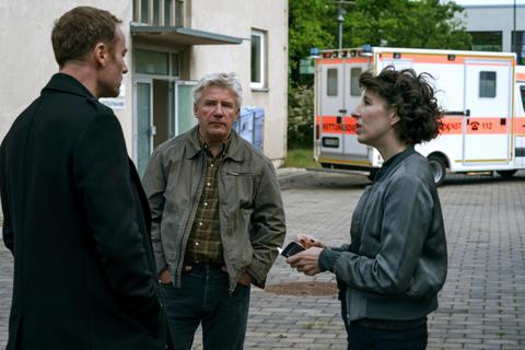 Die Kommissare Nina Rubin (Meret Becker) und Robert Karow (Mark Waschke, links) verhören den völkischen Politiker Fredo Keller (Jörg Schüttauf). Foto: ARD