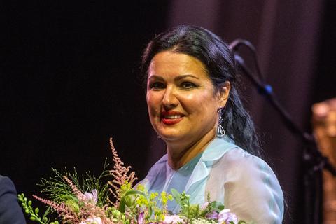 Die russische Opernsopranistin Anna Netrebko steht im Innenhof des Fürstenschlosses St. Emmeram in Regensburg auf der Bühne (2022).