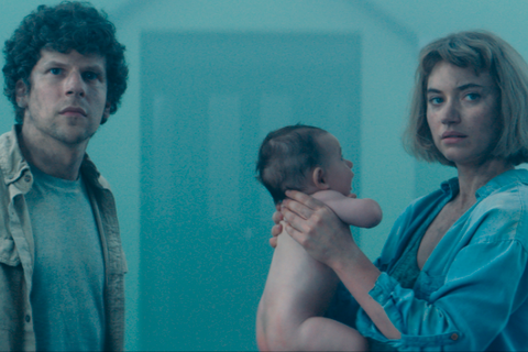 Tom (Jesse Eisenberg) und Gemma  (Imogen Poots) in „Vivarium“ mit ihrem per Post zugestellten Kind. Foto: Concorde 