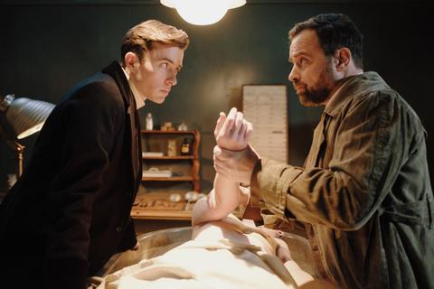 Ein Ermittlerduo, das wohl bewusst an Sherlock Holmes und Dr. Watson erinnern soll: Max Liebermann (Matthew Beard, links) und Oskar Reinhardt (Juergen Maurer). Foto: ZDF