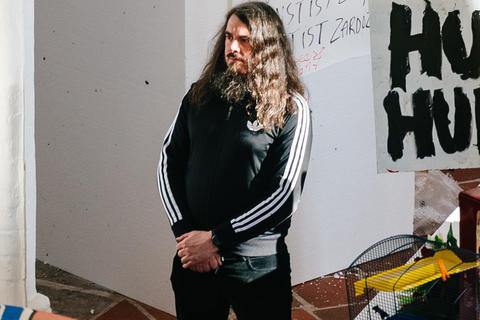 Der Künstler Jonathan Meese im Jahr 2019 in einer seiner Ausstellungen. Foto: Stefan Schäfer