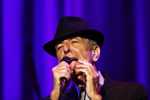 Seiner sanft hypnotischen Stimme kann sich der Autor nicht entziehen: Leonard Cohen. Archivfoto: dpa