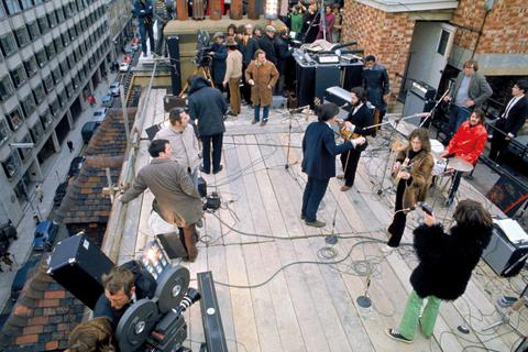 Legendärer Auftritt: Die Beatles auf dem Dach der Apple-Studios am 30. Januar 1969. Foto: Ethan A. Russell / © Apple Corps Ltd.