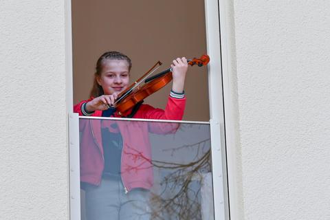 Solo statt Gruppenspiel: Viktoria Lange ist in der Streicherklasse 5b an der Darmstädter Viktoriaschule. Derzeit übt sie allein zuhause. Foto: Dirk Zengel