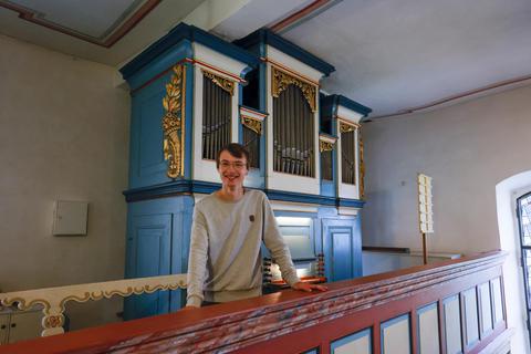 Kleines Instrument mit großer Wirkung: Finn Krug setzt sich für die Orgel in Nieder-Modau ein. Foto: Guido Schiek
