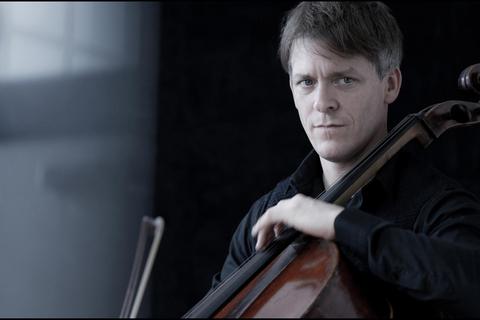 Ausnahme-Cellist Alban Gerhardt spielt in Darmstadt. Foto: Sim Canetty Clarke