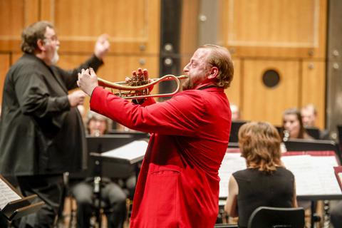 Der Trompeter Thomas Gansch war am Sonntag Solist beim Benefizkonzert des Sinfonischen Blasorchesters Wixhausen für "Echo hilft" im Darmstädter Staatstheater. Foto: Torsten Boor 