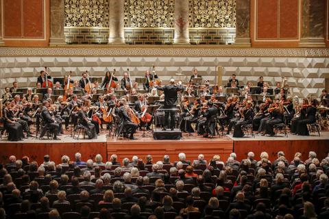 Die Deutsche Philharmonie Merck beim „ECHO hilft“-Konzert am Sonntag im Kurhaus Wiesbaden. Foto: Torsten Boor