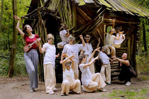 Das Theater Lakritz gestaltet mit neun Kindern das diesjährige Kindertheaterstück des Waldkunstpfads. Regisseurinnen sind Nele Hoffmann (links) und Julia Lehn (rechts). Foto: Andreas Kelm