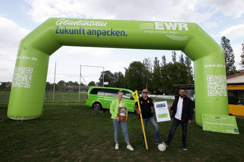Mission erfolgreich abgeschlossen: Celine Janda und Dominik Nagel vom EWR freuen sich mit Jürgen Stabel (mitte) vom TV Dautenheim. Foto: pakalski-press/Axel Schmitz