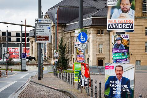 Am 6. Februar hat der Wahlkampf so richtig begonnen: mit Plakaten – hier am Karolinenplatz – und den Start der Briefwahl. 