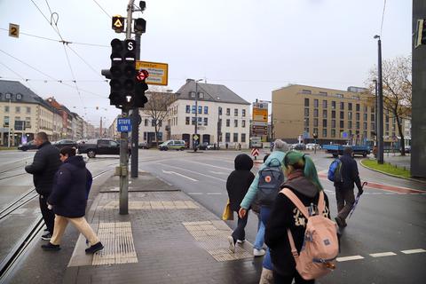 Die Haltestellen an der Kreuzung Rhein- und Neckarstraße und diese selbst sind dem Darmstädter Verein "Fuß e.V." ein besonderes Dorn im Auge. Weit darüber hinaus setzen sich die Aktiven für die Rechte des Fußverkehrs ein.