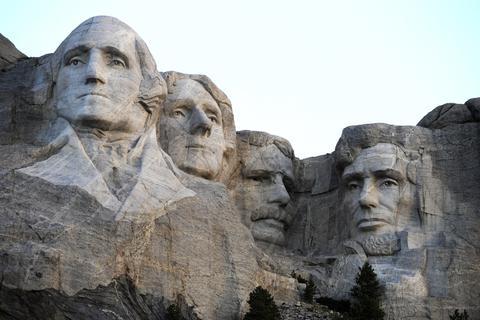 Vier Präsidenten der USA sind im Mount Rushmore verewigt: George Washington, Thomas Jefferson, Theodore Roosevelt und Abraham LIncoln. 