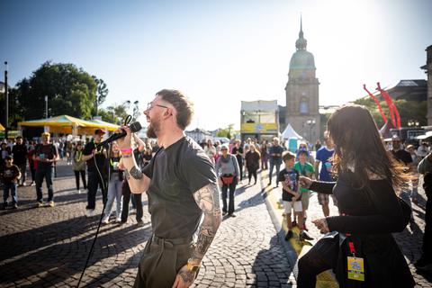 Auftakt beim Schlossgrabenfest: Sänger Florian Fussel von "Arkaden" steigt von der Bühne herab auf den Karolinenplatz.