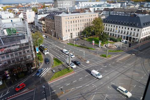 Eine der größten Kreuzungen in Darmstadt wird für den Radverkehr fit gemacht. Am Knotenpunkt Rheinstraße zur Kasino- und Bleichstraße erhalten die Autos weniger Platz, die Fußgänger mehr Inselfläche in der Straßenmitte und die Radfahrer eine eigene Spur. Nach Norden wird der Radweg bis zur Bleichstraße, nach Süden bis zum Prinz-Emil-Garten ausgebaut.