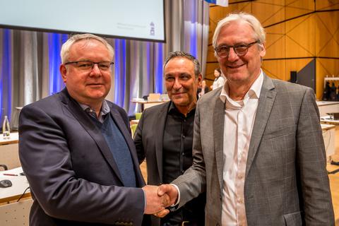 Dem wiedergewählten Darmstädter Kämmerer André Schellenberg (links) gratulieren im Sitzungssaal des Darmstadtiums OB Joche Partsch (Grüne) und Stadtverordneten-Vorsteher Yücel Akdeniz (Grüne).