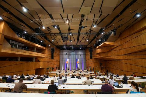 Die Stadtverordnetenversammlung im Corona-Parlament im Darmstadtium.