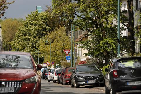 Viel Blech, aber immerhin die eine oder andere Lücke: Parken in der Gervinusstraße im Woogsviertel in Darmstadt. Foto: Andreas Kelm