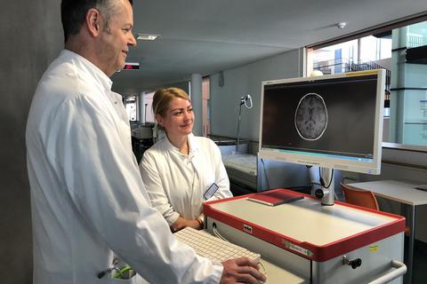Prof. Dr. Rainer Kollmar und eine Mitarbeiterin der Klinik für Neurologie und Neurointensivmedizin am Klinikum Darmstadt bei der digitalen Visite an der mit Computer und WLAN ausgestatteten mobilen Station. Archivfoto: Klinikum Darmstadt