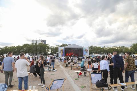 Bis zu 1000 Besucher am Abend kamen bei den Konzerten der Reihe „Endlich Open Air“ auf den Darmstädter Messplatz. Foto: Guido Schiek