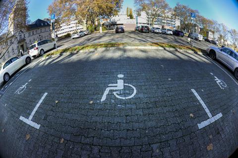 Auf dem Pali-Parkplatz fallen nach dem Umbau Stellflächen für Behinderte weg. Archivfoto: Guido Schiek