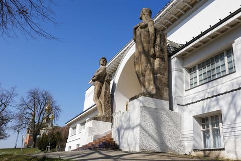 Monumental: Mann und Frau am Olbrich-Haus Foto: Guido Schiek