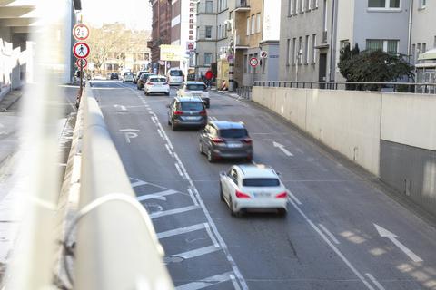 Das Fahrverbot für ältere Diesel und Benziner in der Darmstädter Hügelstraße zeigt Wirkung, die Schadstoffwerte sinken. Foto: Guido Schiek