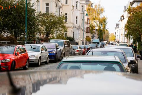 Parkraumbewirtschaftung soll jetzt im Johannesviertel eingeführt werden, davon betroffen ist dann auch die Landwehrstraße (unser Foto). Foto: Guido Schiek / VRM Bild