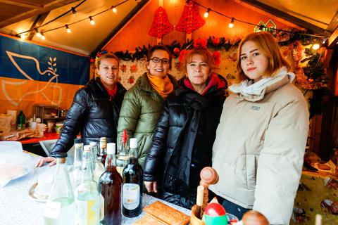 Eine Familie aus der Partnerstadt Ushgorod in der Ukraine verkauft derzeit auf dem Weihnachtsmarkt in Darmstadt Leckereien aus der Heimat. Von links: Switlana, Oksana, Ludmilla und Jenni.