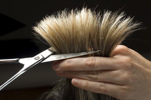 So verzweifelt wünschen sich manche Kunden den Haarschnitt, dass sie sogar bereit sind, ihrem Friseur ein unmoralisches Angebot zu machen. Sogar modernste Smartphones werden da gehandelt.   Archivfoto: Dušan Zidar - stock.adobe