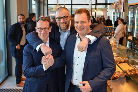 Inhaber Peter Görtz, Architekt Jörg Deibert und Bürgermeister Thomas Goller (v.l.) feiern die Eröffnung der neuen Bäckereifiliale in Osthofen. © pakalski-press/Ben Pakalski
