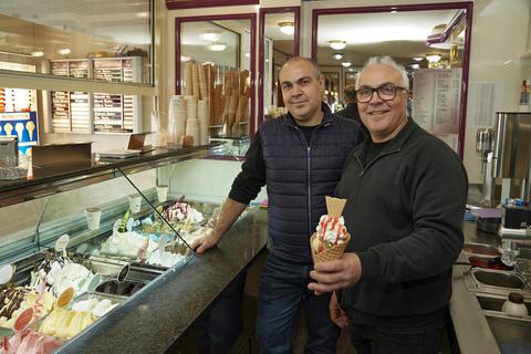 Massimo (links) und Serafino Borzellino betreiben das „Bacio di Latte“ in Bürstadt. Foto: Thorsten Gutschalk