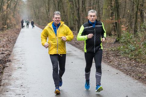 Michael Binzen (rechts) ist neu beim TV-Lauftreff. Lauftreff-Initiator Jürgen Litters trainiert ihn. Foto: Thorsten Gutschalk  Foto: Thorsten Gutschalk