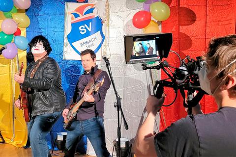 Steffen Maurer und Dirk Arnold als Kiss sowie Kameramann Michael Endres (von links) beim Video-Dreh für den Bunten Abend des SV Erbach. Foto: Astrid Wagner 