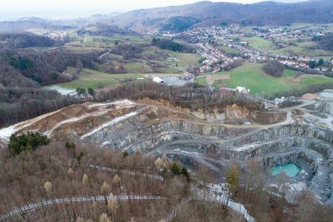 Der Steinbruch soll laut der Firma Röhrig um 6,2 Hektar vergrößert werden. Dadurch müsste ein Teil des Waldes gefällt werden. Archivfoto: Sascha Lotz