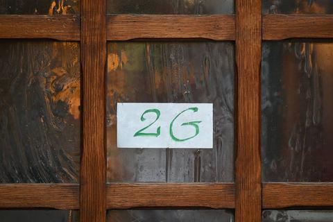 Ein Schild an einer Tür weist auf die Vorgabe 2G hin.  Symbolfoto: dpa/ Arne Dedert